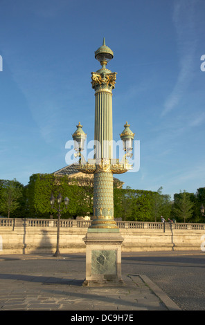 Une colonne rostrale, de lanternes, de la Place de la Concorde, Paris Banque D'Images