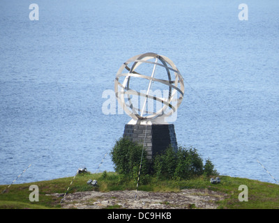 Sculpture sur l'île norvégienne de Vikingen marquant le cercle Arctique . Photo Tony Gale Banque D'Images