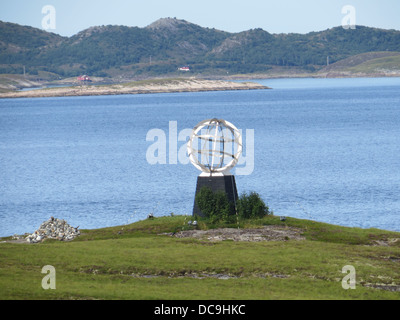 Sculpture sur l'île norvégienne de Vikingen marquant le cercle Arctique . Photo Tony Gale Banque D'Images