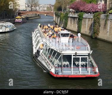 Bateaux-Mouches' sur Seine à Paris, près de Notre-Dame. Banque D'Images