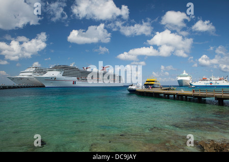 Puerta Maya à Cozumel, Mexique avec les navires de croisière à quai. Banque D'Images