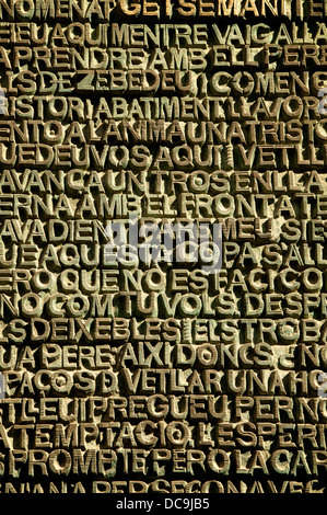 Mots de la Bible en langues différentes, ce qui est écrit ci-dessus Entrée de cathédrale Sagrada Familia Banque D'Images