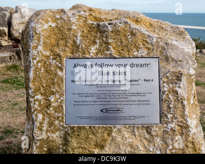 Au sommet d'une falaise et mémorial pour les flèches rouges le pilote Jon Egging qui sont morts après avoir pris part à l'Airshow 2011 Bournemouth, Dorset Banque D'Images