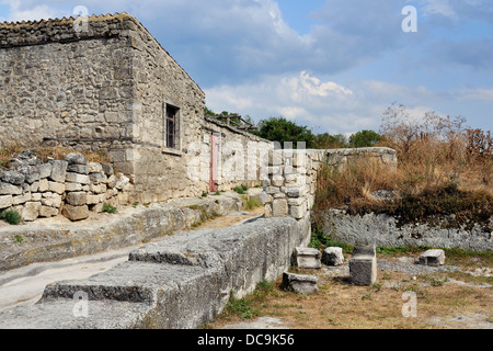 Spelaean Chufut-Kale - ville - forteresse tatare situé dans les montagnes, Crimea, Ukraine Banque D'Images