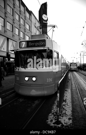 Une voiture de tramway typique dans la ville suédoise de Göteborg Banque D'Images