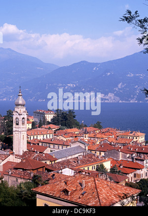 Vue sur les toits, vers le lac, Menaggio, lac de Côme, Lombardie, Italie, Europe. Banque D'Images