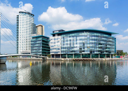 Dans les studios de la BBC avec MediaCityUK Quay House à droite et le pont vers la gauche, Salford Quays, Manchester, UK Banque D'Images