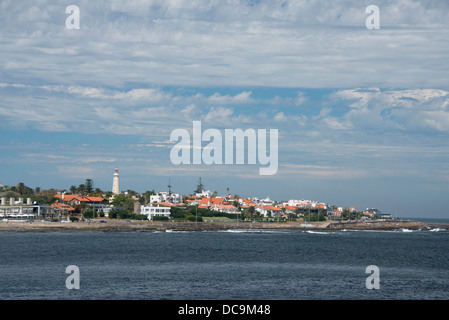 Uruguay, Punta del Este. Rivière (Rio de la plaque) vue de la zone côtière de la ville balnéaire populaire de Punta del Este. Banque D'Images