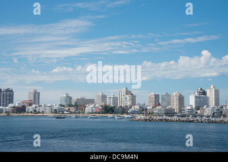 Uruguay, Punta del Este. Rio de la plaque (rivière) vue sur l'horizon de la zone côtière de la ville balnéaire populaire de Punta del Este. Banque D'Images