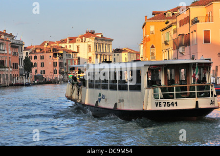 Vaporetto sur le Grand Canal en tenant les gens vers la rampe terminaux de bus à la fin de l'île de Venise, Italie Banque D'Images