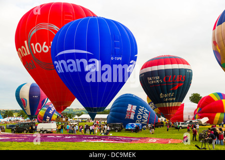 Bristol, Royaume-Uni, 10 août 2013, une sélection de ballons gonfler et se préparer pour soulever à la 35e Bristol Balloon Fiesta Banque D'Images