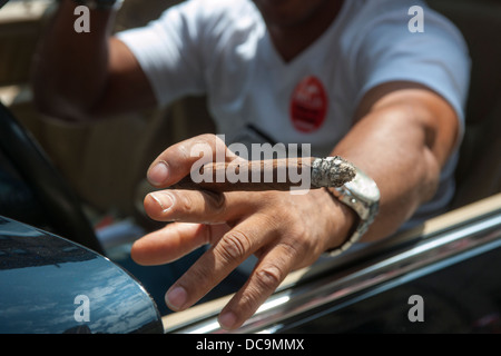 Un fumeur de cigare participe au défilé du jour de la République dominicaine à New York Banque D'Images