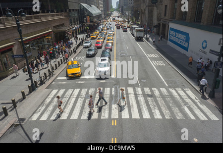 Les piétons traversent East 42nd Street en face de la gare Grand Central, le samedi 10 août 2013. (© Richard B. Levine) Banque D'Images