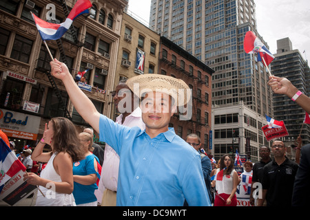 Candidat à la Mairie de New York et contrôleur John Liu dans la République dominicaine Day Parade à New York Banque D'Images