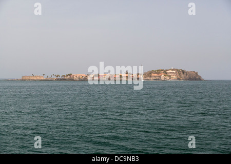 Approche de l'île de Gorée du Dakar-Goree Ferry, le Sénégal. Banque D'Images