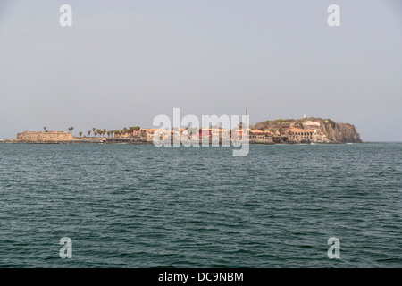 Approche de l'île de Gorée du Dakar-Goree Ferry, le Sénégal. Banque D'Images