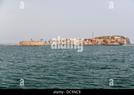 Approche de l'île de Gorée du Dakar-Goree Ferry, le Sénégal. Banque D'Images