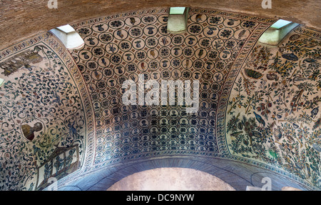 La mosaïque dans la base ambulatoire, l'église byzantine de Santa Costanza, Rome, Italie Banque D'Images