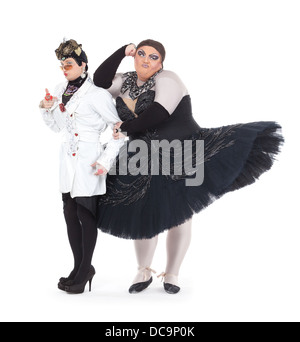 Deux Drag Queens produire ensemble en caricature humoristique de la femme, on white Banque D'Images