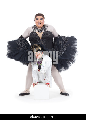 Deux Drag Queens produire ensemble en caricature humoristique de la femme, on white Banque D'Images