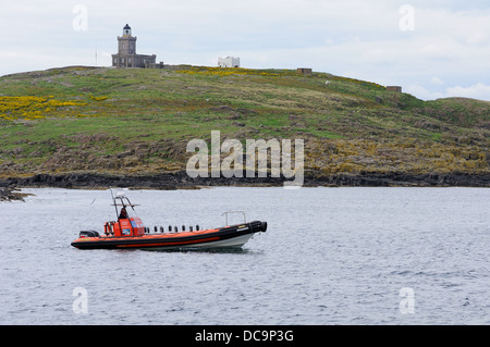 Un RHIB se trouve au large de la côte de l'île de mai, l'Ecosse. Banque D'Images