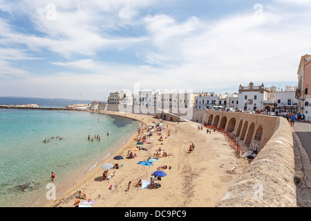 Plage de sable avec parasols colorés sur une journée d'été ensoleillée dans le centre historique de Gallipoli, Pouilles, Italie Banque D'Images