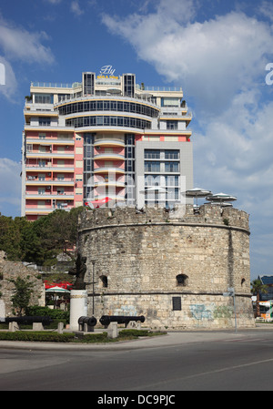 Durres, deuxième plus grande ville d'Albanie, la tour vénitienne, une partie de l'ancien château, dans l'arrière du bâtiment Fly Banque D'Images