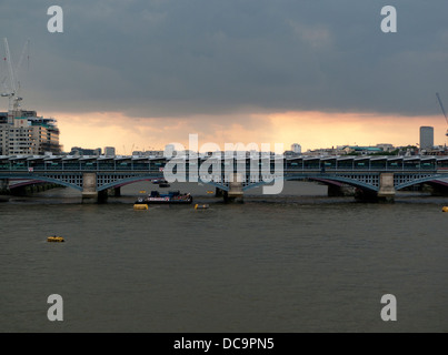 Vue des panneaux solaires sur la nouvelle gare Blackfriars Bridge sur la Tamise sur un jour de pluie gris foncé London England UK KATHY DEWITT Banque D'Images