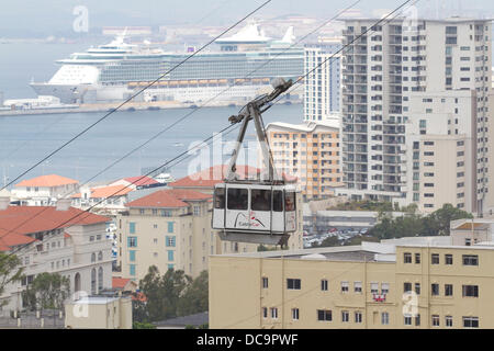 Gibraltar. 13 août 2013. Un téléphérique emmène les visiteurs à la roche en tant que touristes sont pris dans le conflit entre le gouvernement britannique et de l'Espagne et récemment les autorités espagnoles ont commencé à retarder l'entrée de l'Espagne et du trafic depuis Gibraltar en procédant à de longues recherches et contrôles des véhicules document. Credit : amer ghazzal/Alamy Live News Banque D'Images