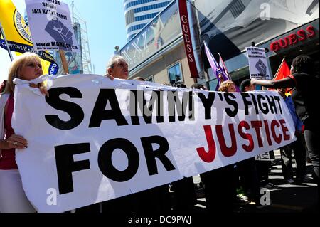 Toronto, Canada. 13 août 2013. Les manifestants demandant des réformes des politiques de l'emploi de la force de police et le provincial Unité des enquêtes spéciales (UES), ont marché de Yonge-Dundas Square en compagnie de Sammy Yatim, victime de sa famille. Yatim, 18 ans, a été abattu par la Police de Toronto après avoir menacé streetcar riders le 27 juillet 2913 Crédit : Victor Biro/Alamy Live News Banque D'Images