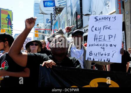 Toronto, Canada. 13 août 2013. Les manifestants demandant des réformes des politiques de l'emploi de la force de police et le provincial Unité des enquêtes spéciales (UES), ont marché de Yonge-Dundas Square en compagnie de Sammy Yatim, victime de sa famille. Yatim, 18 ans, a été abattu par la Police de Toronto après avoir menacé streetcar riders le 27 juillet 2913 Crédit : Victor Biro/Alamy Live News Banque D'Images