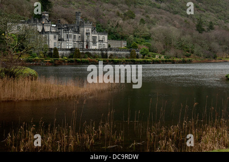 L'Abbaye de Kylemore (Irlandais : Mainistir na Móire Paradise) est un monastère bénédictin fondé en 1920 sur le terrain de Château de Kylemore Banque D'Images