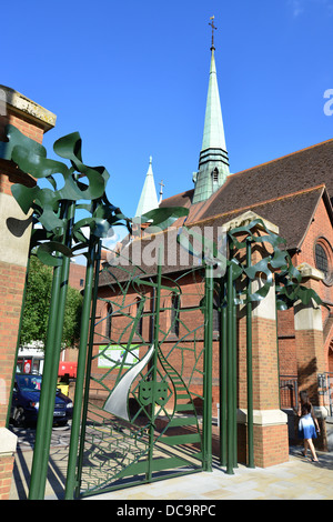 'La Porte' conçu par Alan Dawson, Town Square, Woking, Surrey, Angleterre, Royaume-Uni Banque D'Images