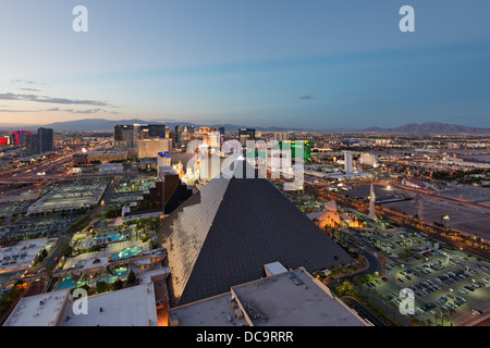 Las Vegas Skyline et la bande au crépuscule vue depuis le salon de l'hôtel mélange Banque D'Images
