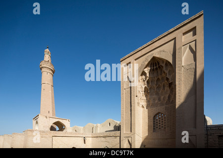 Portail ilkhanide Buyides et décorées de stuc minaret de Na'dans la mosquée de vendredi, l'Iran Banque D'Images