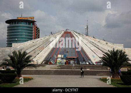 Tirana, Albanie. la pyramide, ancien musée d'Enver Hoxha Banque D'Images