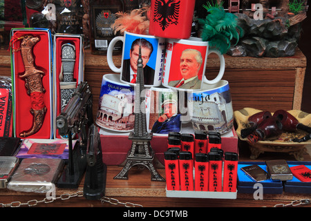 Kruja, Saranda, Albanie, rue pour le musée avec l'ancien marché et des boutiques de souvenirs, des tasses avec l'image d'Enver Hoxha Banque D'Images