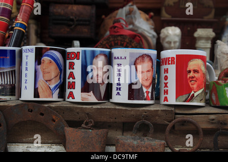 Kruja, Saranda, Albanie, rue pour le musée avec l'ancien marché et des boutiques de souvenirs, des tasses avec les images de Mère Theresa Teres Banque D'Images