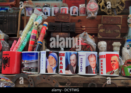 Kruja, Saranda, Albanie, rue pour le musée avec l'ancien marché et des boutiques de souvenirs, des tasses avec les images de Mère Theresa Teres Banque D'Images