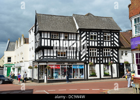 Bâtiments à pans de bois dans la région de Market Square, Newent, Gloucestershire, Angleterre, Royaume-Uni Banque D'Images