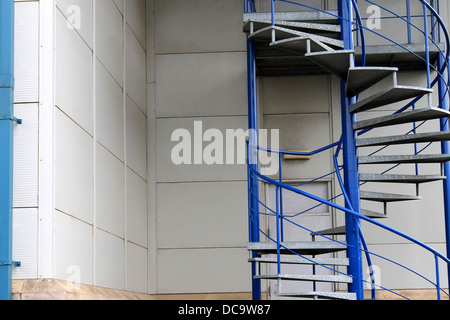 L'extérieur de l'escalier de sortie de secours en spirale sur un bâtiment moderne. Banque D'Images