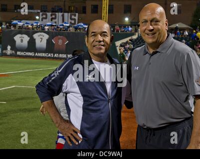 13 août 2013 - Aberdeen, Maryland, États-Unis - Sachio Kinugasa a été honoré lors de la Cal Ripken World Series à Aberdeen, Maryland le 13 août 2013. Connu sous le nom japonais, Ironman ou Tetsujin au Japon, son match consécutif streak de 2215 a été reconnu avant le début de la Japan versus Mexique jeu. M. Kinugasa a fait l'honneur de jeter le premier lancer. Cal Ripken, Jr. a accompagné M. Kinugasa comme il a l'honneur. (Crédit Image : © Scott Serio/Eclipse/ZUMAPRESS.com) Banque D'Images