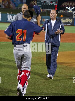 13 août 2013 - Aberdeen, Maryland, États-Unis - Sachio Kinugasa a été honoré lors de la Cal Ripken World Series à Aberdeen, Maryland le 13 août 2013. Connu sous le nom japonais, Ironman ou Tetsujin au Japon, son match consécutif streak de 2215 a été reconnu avant le début de la Japan versus Mexique jeu. M. Kinugasa a fait l'honneur de jeter le premier lancer. Cal Ripken, Jr. a accompagné M. Kinugasa comme il a l'honneur. (Crédit Image : © Scott Serio/Eclipse/ZUMAPRESS.com) Banque D'Images