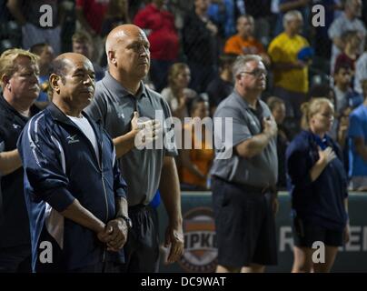 13 août 2013 - Aberdeen, Maryland, États-Unis - Sachio Kinugasa a été honoré lors de la Cal Ripken World Series à Aberdeen, Maryland le 13 août 2013. Connu sous le nom japonais, Ironman ou Tetsujin au Japon, son match consécutif streak de 2215 a été reconnu avant le début de la Japan versus Mexique jeu. M. Kinugasa a fait l'honneur de jeter le premier lancer. Cal Ripken, Jr. a accompagné M. Kinugasa comme il a l'honneur. (Crédit Image : © Scott Serio/Eclipse/ZUMAPRESS.com) Banque D'Images