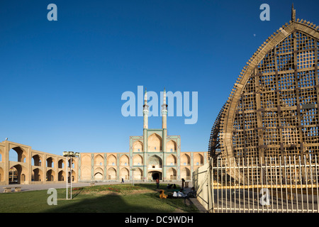 Amir Chaqmaq Square, Yazd, Iran, avec un nakhl, une structure en bois utilisé à des processions, au premier plan. Banque D'Images