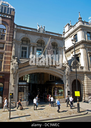 Entrée de Burlington Arcade sur Piccadilly dans le West End de Londres Banque D'Images