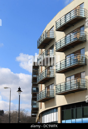 L'extérieur de l'immeuble d'appartements modernes avec fond cloudscape. Banque D'Images