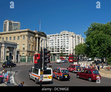 Trafic sur Hyde Park Corner montrant Apsley House, la maison londonienne du duc de Wellington, City of Westminster Banque D'Images