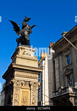 Horace Jones' marqueur Temple Bar surmonté de Charles Bell dragon héraldique du bouleau à l'entrée de la ville de Londres Banque D'Images