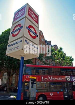 Le métro de Londres et les signes de la rampe à l'entrée de Marylebone Station montrant bus double étage en arrière-plan Banque D'Images